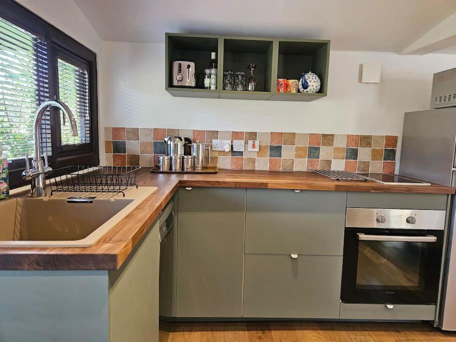 Treetops Lodge, Private Parking & Garden ทรูโร ภายนอก รูปภาพ