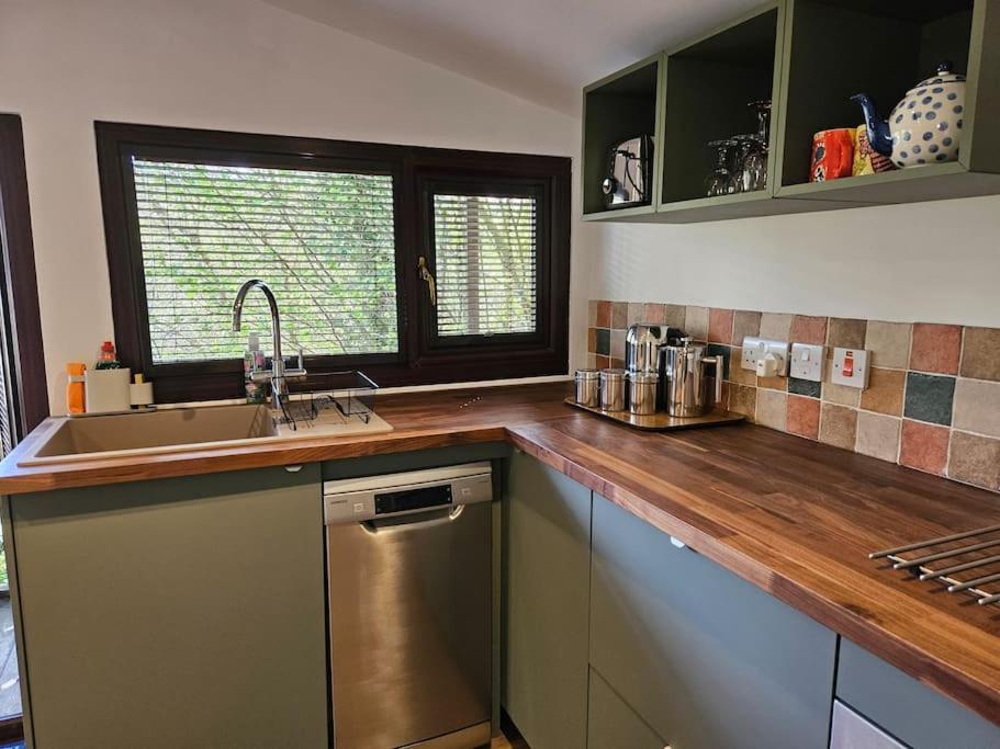 Treetops Lodge, Private Parking & Garden ทรูโร ภายนอก รูปภาพ