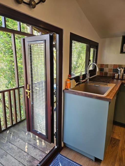 Treetops Lodge, Private Parking & Garden ทรูโร ภายนอก รูปภาพ